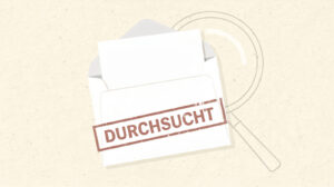 Illustration: geöffneter Briefumschlag mit halb herausgezogenem Brief und rotem Stempel «DURCHSUCHT», im Hintergrund die Umrisse einer Lupe.