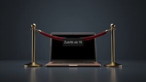 Eine rote Samtkordel an zwei Messingpfosten sperrt den Zugang zu einem aufgeklappten Laptop; an der Kordel hängt ein Schild mit der Aufschrift „Zutritt ab 15“ – Sinnbild für Alterskontrollen im Netz nach dem EU KIDS Act.