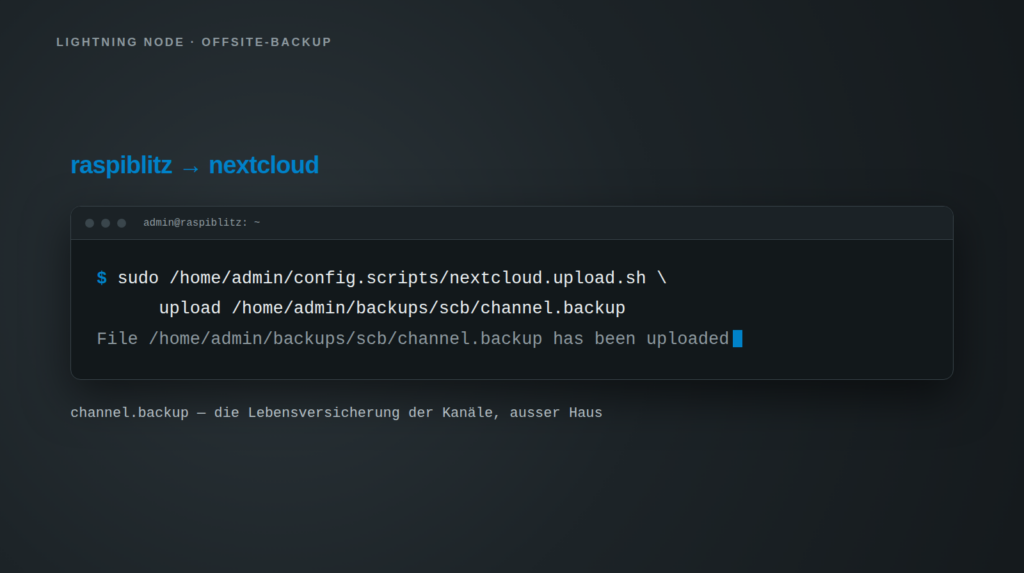 Terminalfenster auf dunklem Grund: der RaspiBlitz ruft das Skript nextcloud.upload.sh auf und lädt die Datei channel.backup in eine Nextcloud hoch, darunter die Erfolgsmeldung des Skripts.