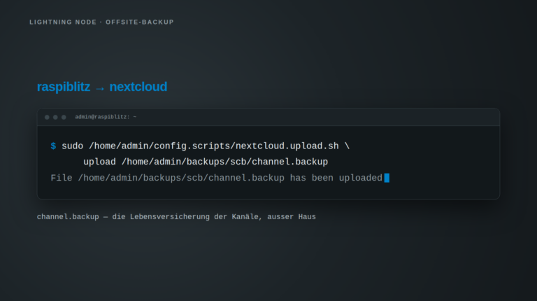 Terminalfenster auf dunklem Grund: der RaspiBlitz ruft das Skript nextcloud.upload.sh auf und lädt die Datei channel.backup in eine Nextcloud hoch, darunter die Erfolgsmeldung des Skripts.